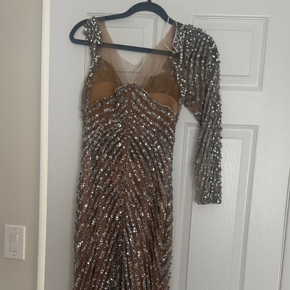 One-Shoulder Sequined Evening Gown in Rose Gold and Silver - Picture 5 of 5